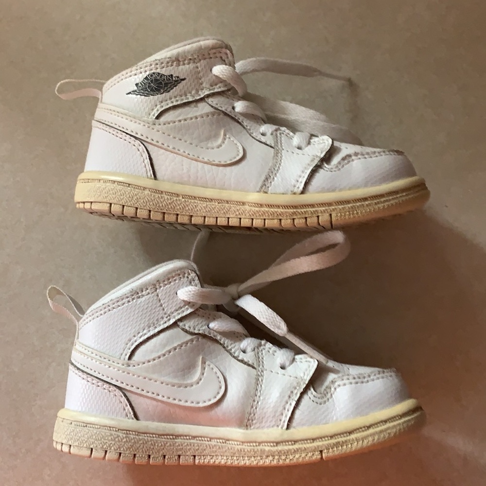 White Nike air Jordan tennis shoe 👟